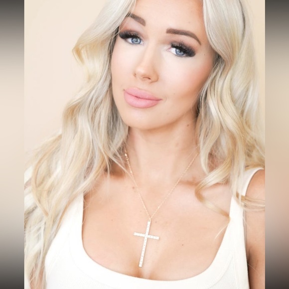 🆕🌿FRESH & CO: LARGE Crystal Cross CZ Necklace - Picture 5 of 7